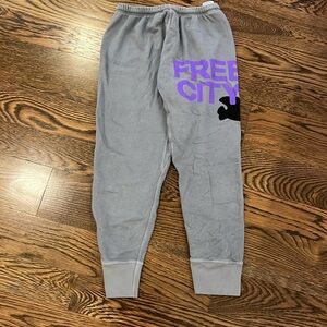 Excellent condition free city grey cropped sweatpants sz XS!!